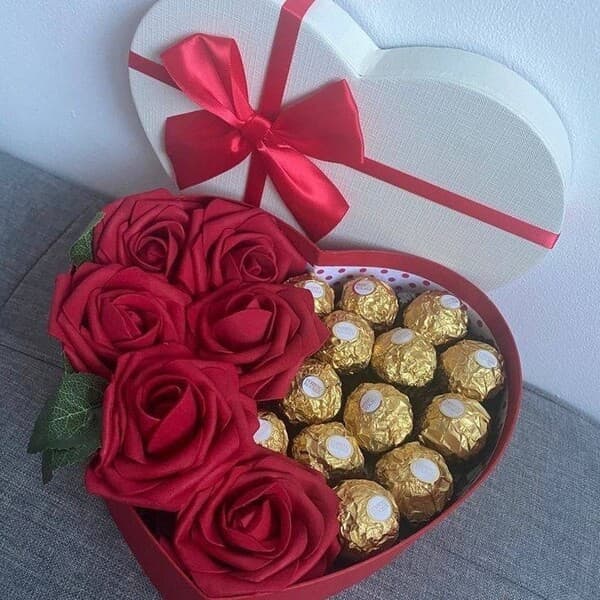 Rosas y Ferreros en Forma de Corazón 